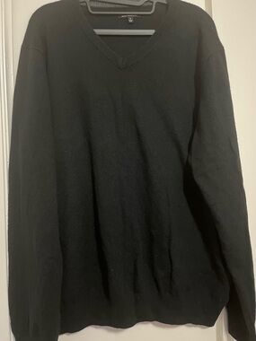 Tahari Black Men’s Vneck 100% Cashmere Sweater- in great condition
